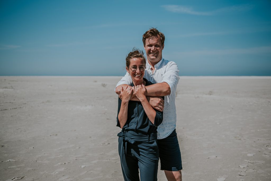 Portretfotografie op het strand  van de vader en moeder van de tweeling door portretfotograaf Nickie Fotografie uit Dokkum, Friesland