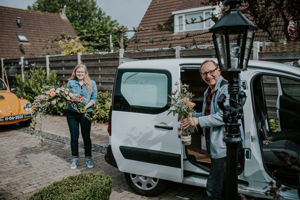 Bloemist Dokkum verzorgt het bloemwerk van deze trouwerij. Bruidsshoot door bruidsfotograaf Nickie Fotografie uit Dokkum, Friesland