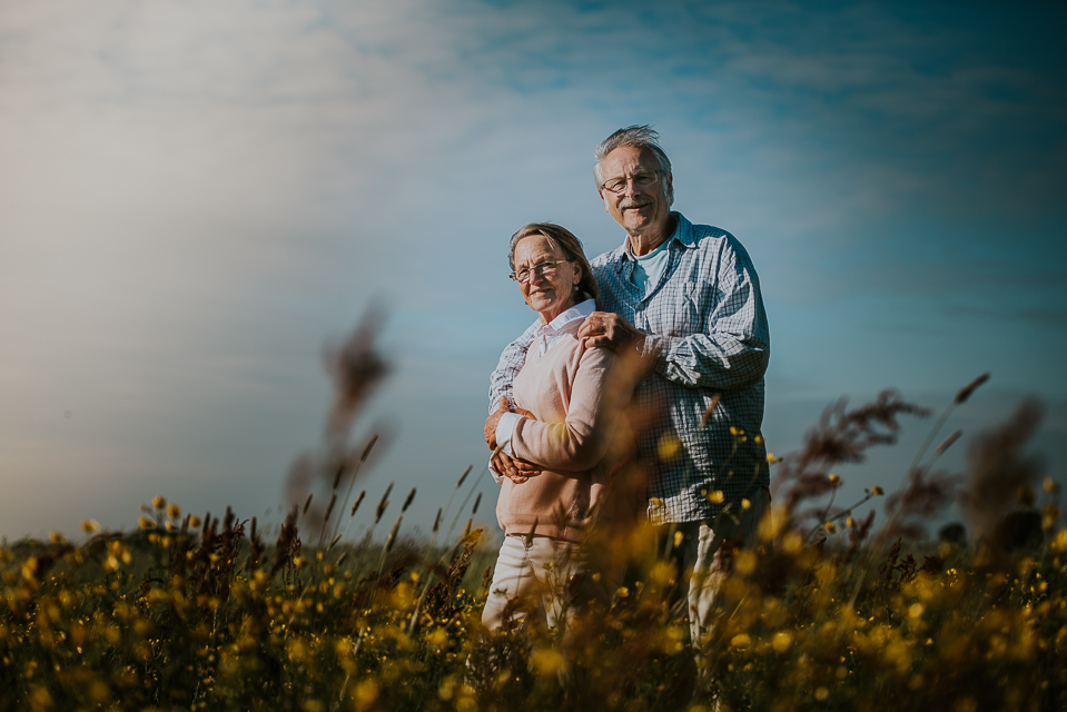 Portretten van ouders in geel bloemenveld, door Nickie Fotografie
