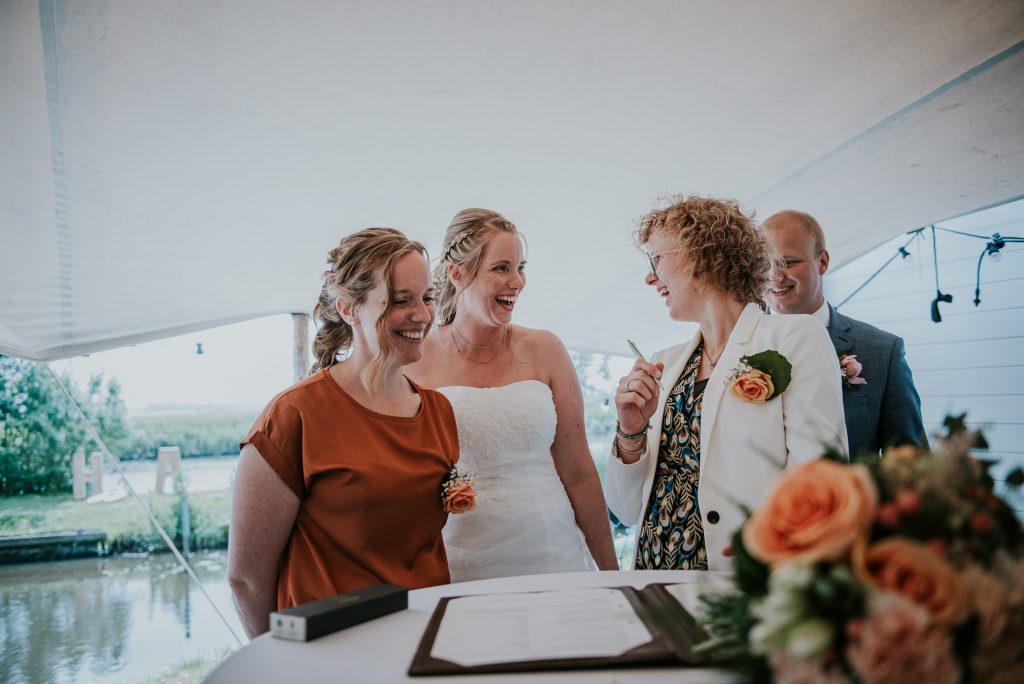 Getuige ondertekent de trouwakte. Huwelijksfotoshoot door huwelijksfotograaf Nickie Fotografie uit Dokkum, Friesland