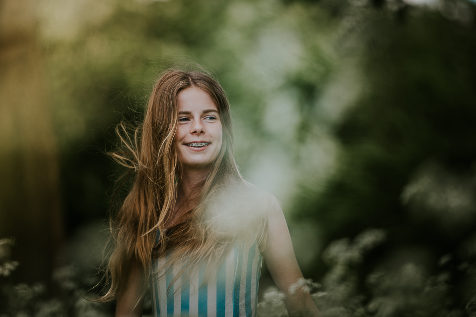 Fotograaf Friesland. Portret van blij meisje in de natuur door Nickie Fotografie.