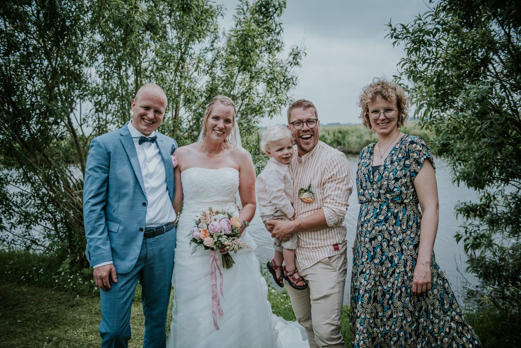 Vrolijke groepsfoto bij het huwelijk van Halbe en Agnes. Trouwfotografie door trouwfotograaf Nickie Fotografie uit Dokkum, Friesland