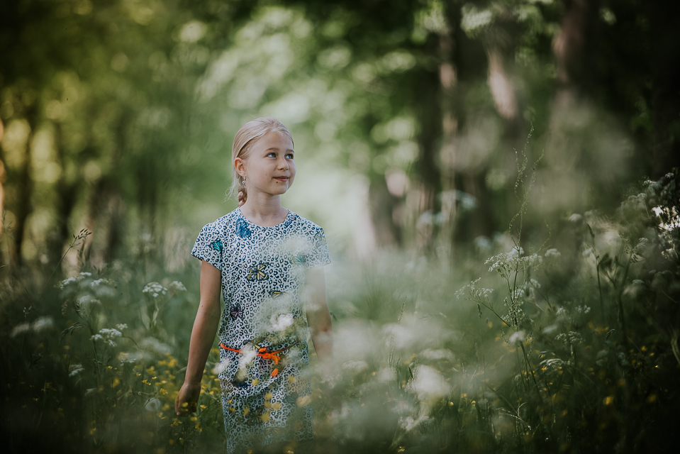 Gezinsportretten in het fluitenkruid. Portret van meisje in een veld vol met fluitenkruid, door Nickie Fotografie