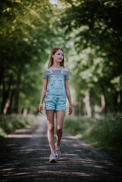 Portret van lopend meisje in de natuur, door Nickie Fotografie