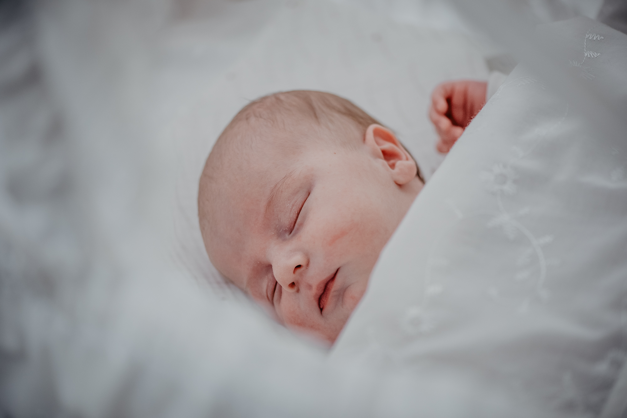 Babyfotografie Friesland. Slapende newborn door fotograaf Nickie Fotografie.