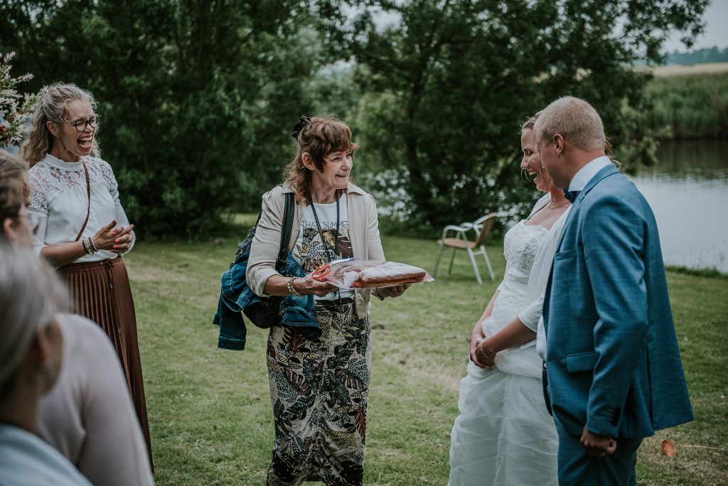 Felicitaties voor het bruidspaar. Fotoreportage door fotograaf Nickie Fotografie uit Dokkum, Friesland