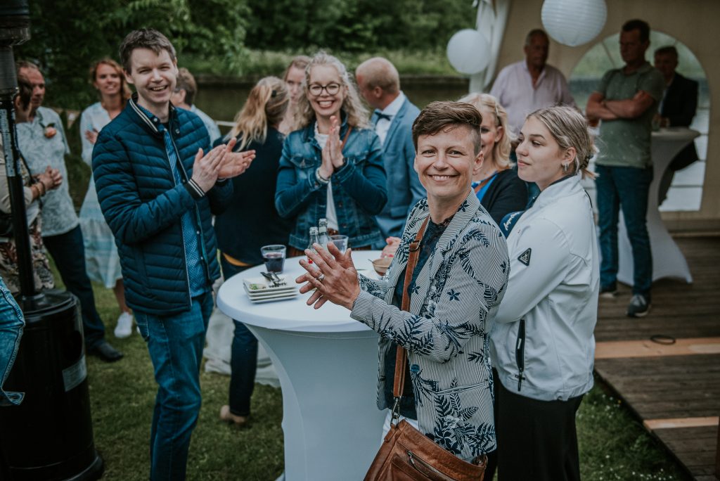 Gezelligheid tijdens het huwelijk bij Schreiershoek in Oostrum, Friesland. Fotosessie door fotograaf Nickie Fotografie uit Dokkum
