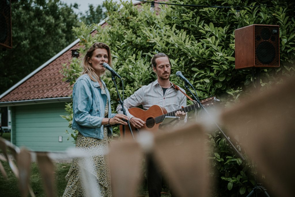 De muzikanten van de bruiloft, Blend Music. Trouwfotografie door trouwfotograaf Nickie Fotografie uit Dokkum, Friesland