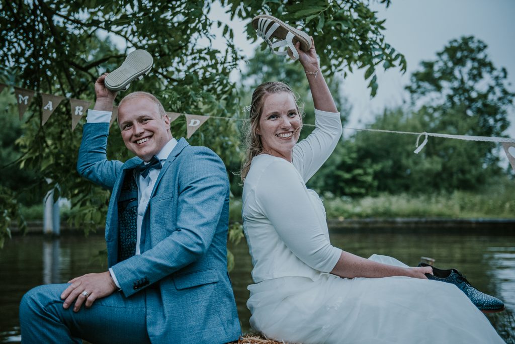 Het schoenenspel tijdens het huwelijksfeest. Huwelijks fotoreportage door huwelijksfotograaf Nickie Fotografie uit Dokkum, Friesland