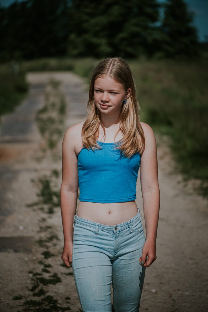Portret van tienermeisje in de Westereen/Zwaagwesteinde door portretfotograaf Nickie Fotografie uit Dokkum, Friesland