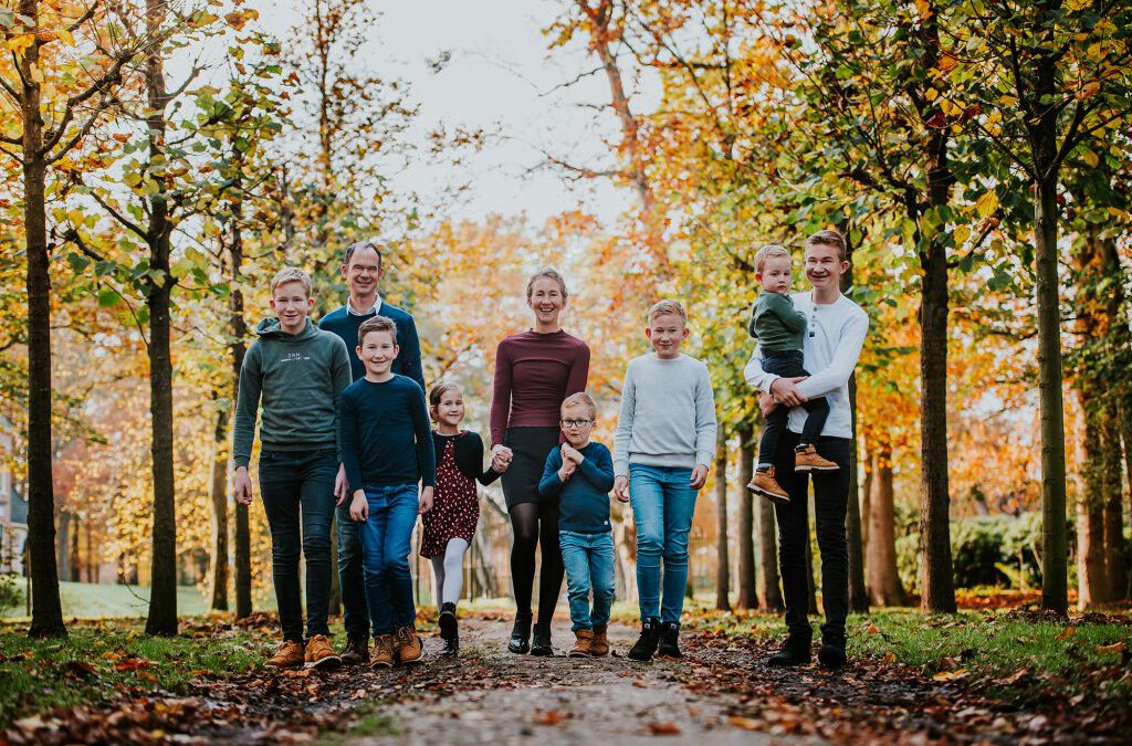 Fotoshoot Friesland, gezinsshoot in de herfst door fotograaf Nickie Fotografie uit Dokkum