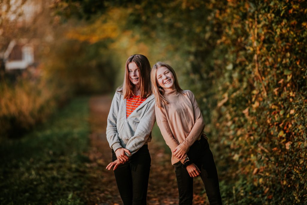 Twee gezellige tieners in de herfst. Portret door portretfotograaf Nickie Fotografie uit Dokkum, Friesland