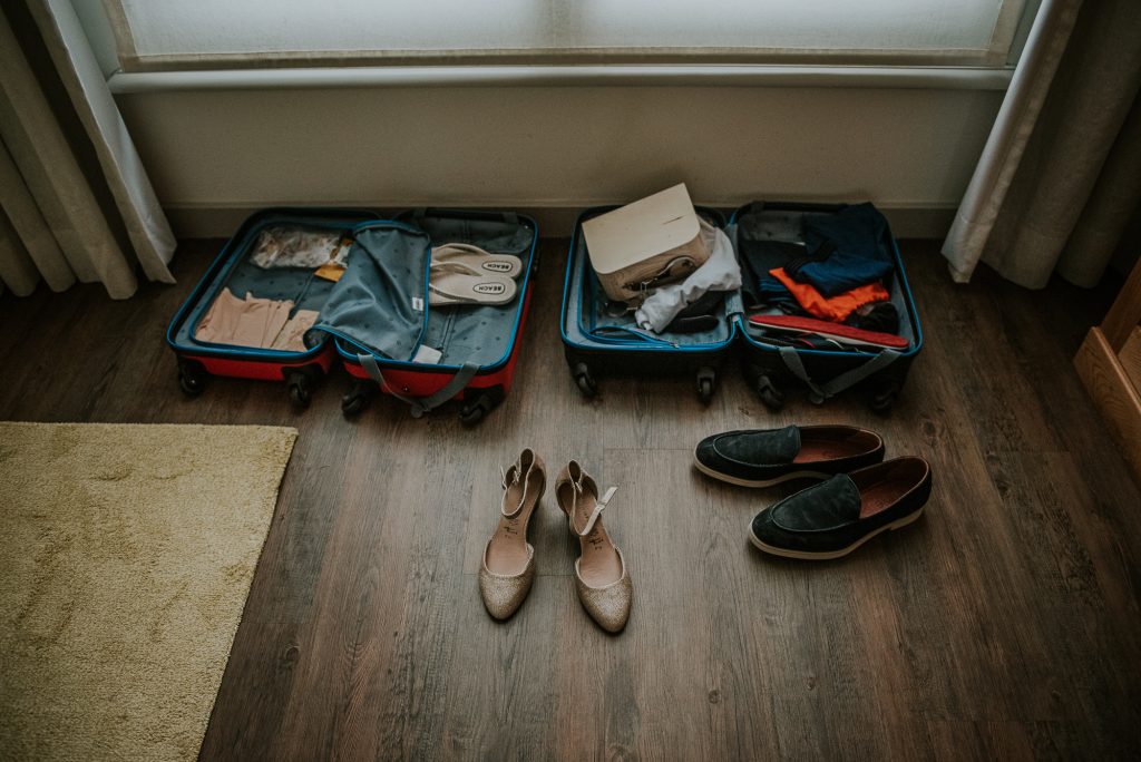 De koffers en trouwschoenen van het bruidspaar. Trouwreportage door trouwfotograaf Nickie Fotografie uit Dokkum, Friesland