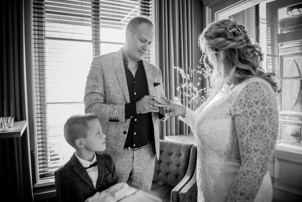 Uitwisselen van de trouwringen tijdens de trouwceremonie bij hotel Catshuis te Leeuwarden. Trouwfotografie door trouwfotograaf Nickie Fotografie uit Dokkum, Friesland