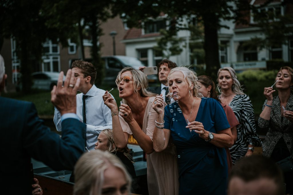 Bellen blazen voor het bruidspaar. Trouwfotografie door trouwfotograaf Nickie Fotografie uit Dokkum, Friesland