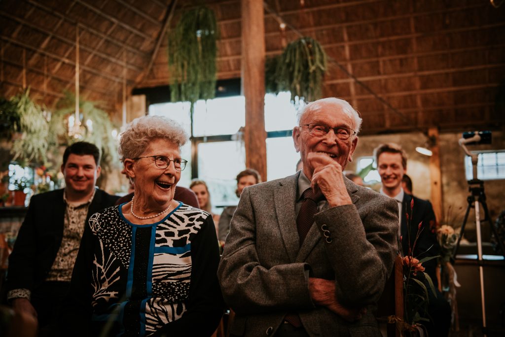 Opa en oma bij de trouwceremonie. Bruidsfotografie door bruidsfotograaf Nickie Fotografie uit Dokkum