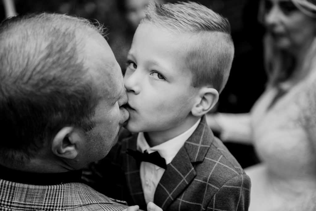 liefdevolle foto van vader en zoon op de bruiloft. Huwelijksreportage door trouwfotograaf Nickie Fotografie uit Dokkum, Friesland