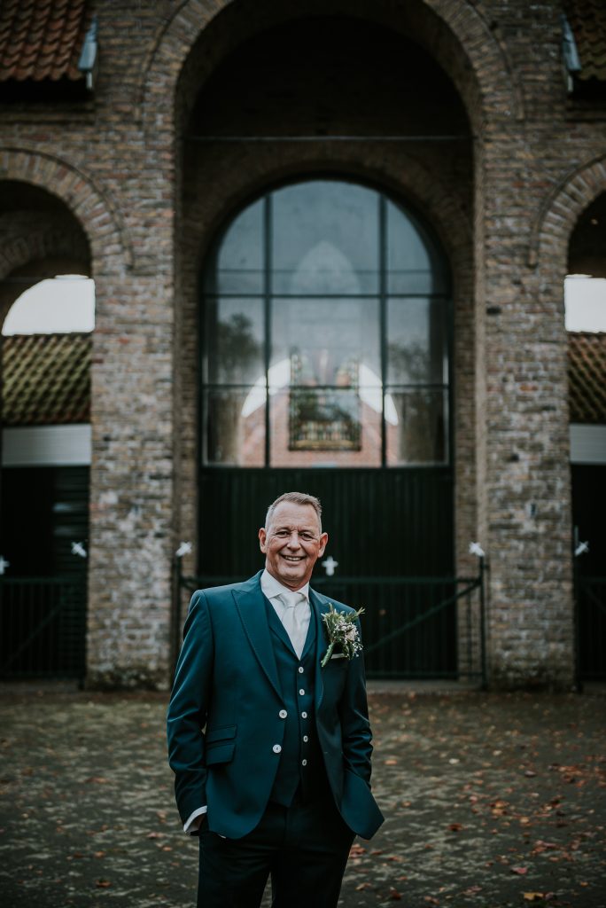 Bruidegom bij de Bonifatiuskapel te Dokkum tijdens de trouwshoot door huwelijksfotograaf Nickie Fotografie uit Friesland.