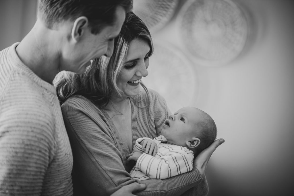 Ouders met hun eerstgeborene. Babyfotografie Friesland door fotograaf Nickie Fotografie uit Dokkum