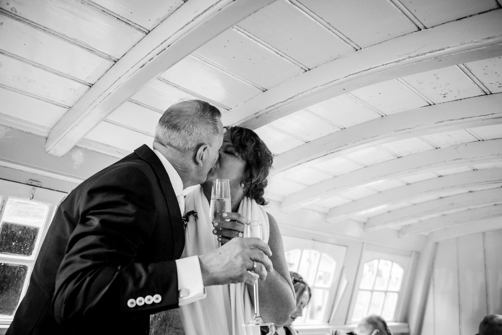 Bruid en bruidegom geven elkaar een kus. Trouwfotografie door trouwfotograaf Nickie Fotografie uit Dokkum, Friesland.