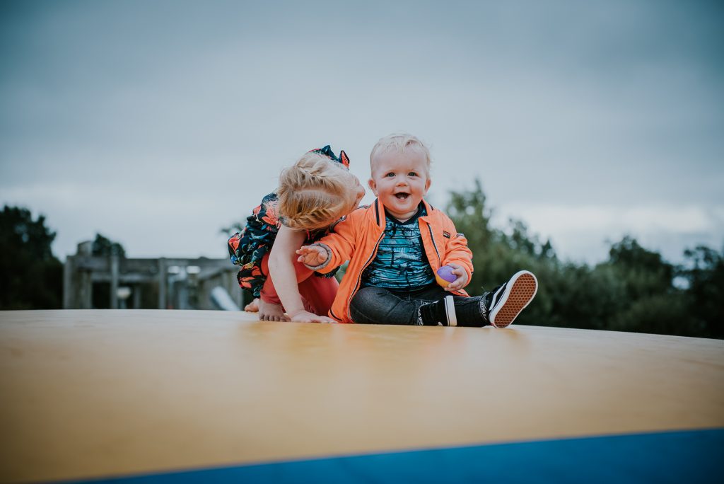 Broer en zus aan het spelen in een speeltuin. Gezinsreportage door fotograaf Nickie Fotografie uit Dokkum, Friesland.