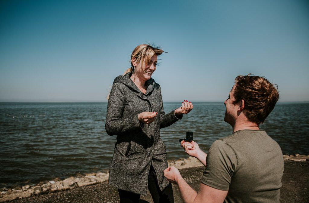 Huwelijksaanzoek bij de Waddenzee door fotograaf Nickie Fotografie uit Dokkum, Friesland.