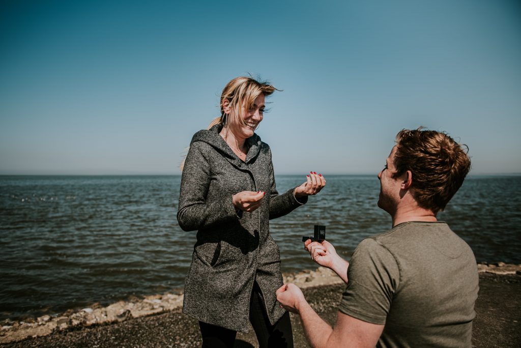 Huwelijksaanzoek bij de Waddenzee door fotograaf Nickie Fotografie uit Dokkum, Friesland.