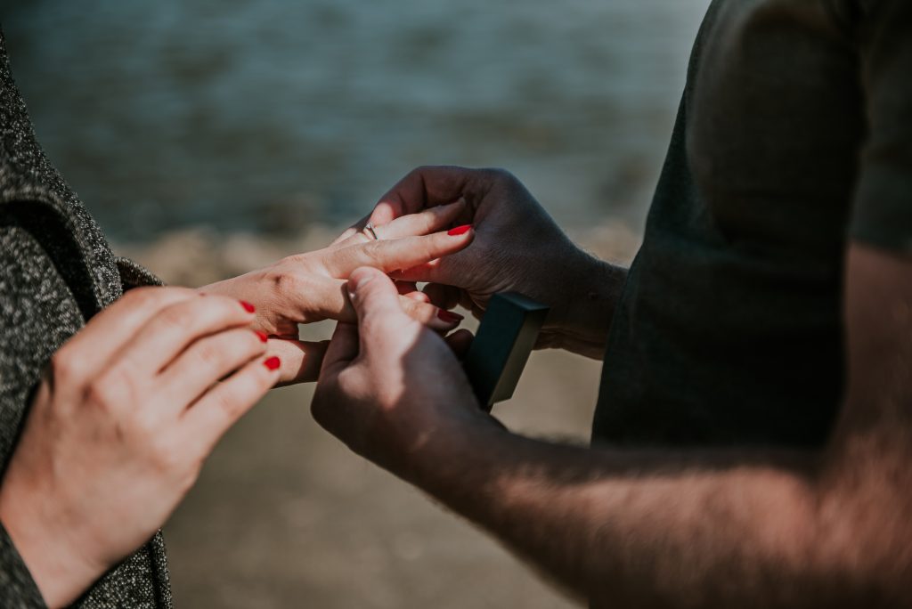 Verlovingsring omdoen tijdens het huwelijksaanzoek. Reportage door fotograaf Nickie Fotografie uit Dokkum