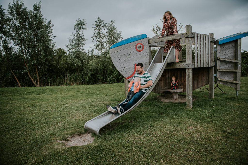 Ons gezin in lauwersoog. Gezinsreportage in de speeltuin van lauwersoog door fotograaf Nickie Fotografie uit Dokkum, Friesland.