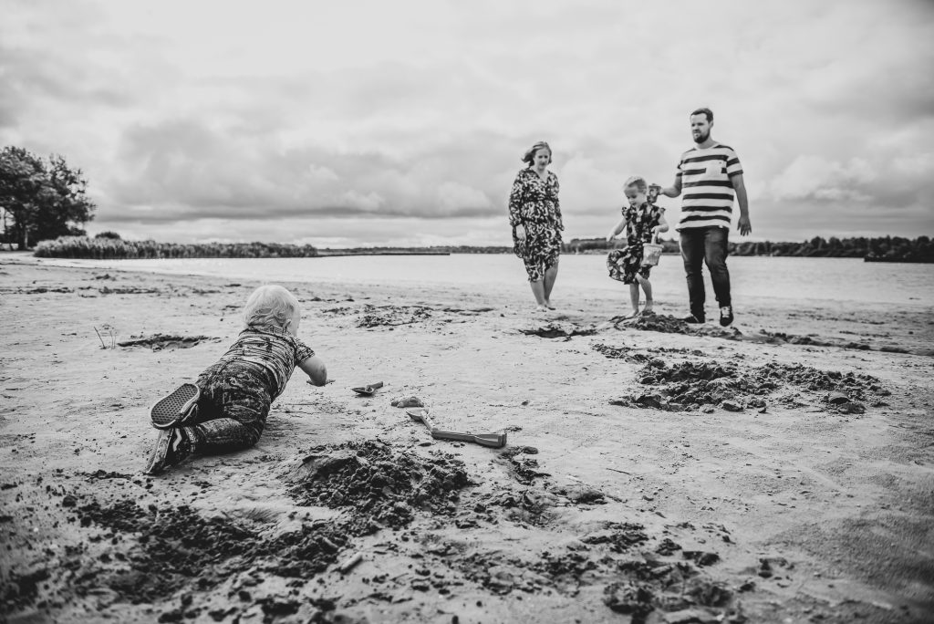 Ons gezin reportage op het strandje van lauwersoog bij Het Booze Wijf door fotograaf Nickie Fotografie uit Dokkum, Friesland.