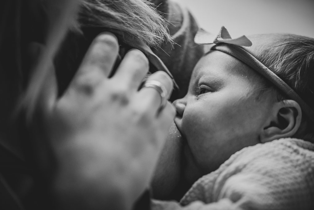 Newbornfotografie, baby aan de borst, door fotograaf Nickie Fotografie uit Dokkum, Friesland