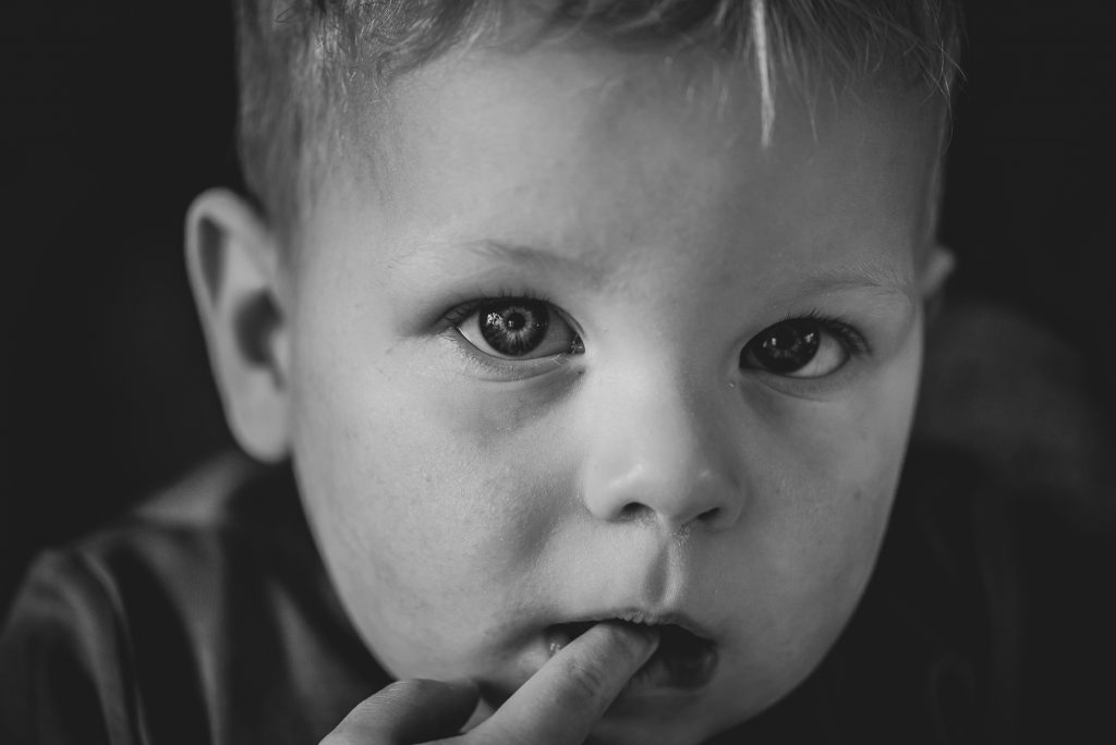 Zwartwit Close-up portret van peuter door kinderfotograaf Nickie Fotografie uit Dokkum, Friesland