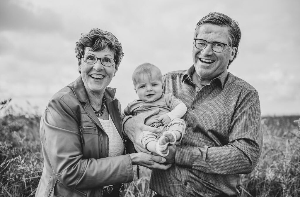 Familie fotoshoot op Schiermonnikoog door portretfotograaf Nickie Fotografie uit Dokkum, Friesland. Zwart-wit portret van opa en oma met hun kleinkind.