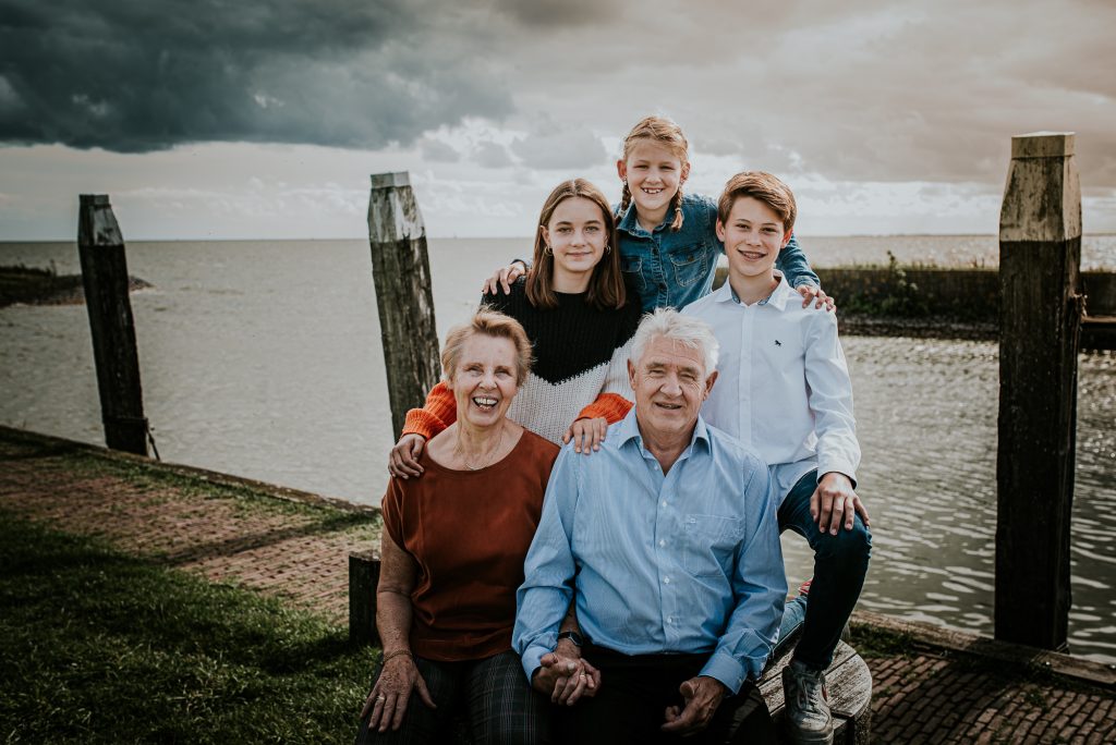 Opa en oma met de kleinkinderen bij het oude haventje van Laaksum in Friesland. Door portretfotograaf Nickie Fotografie uit Dokkum