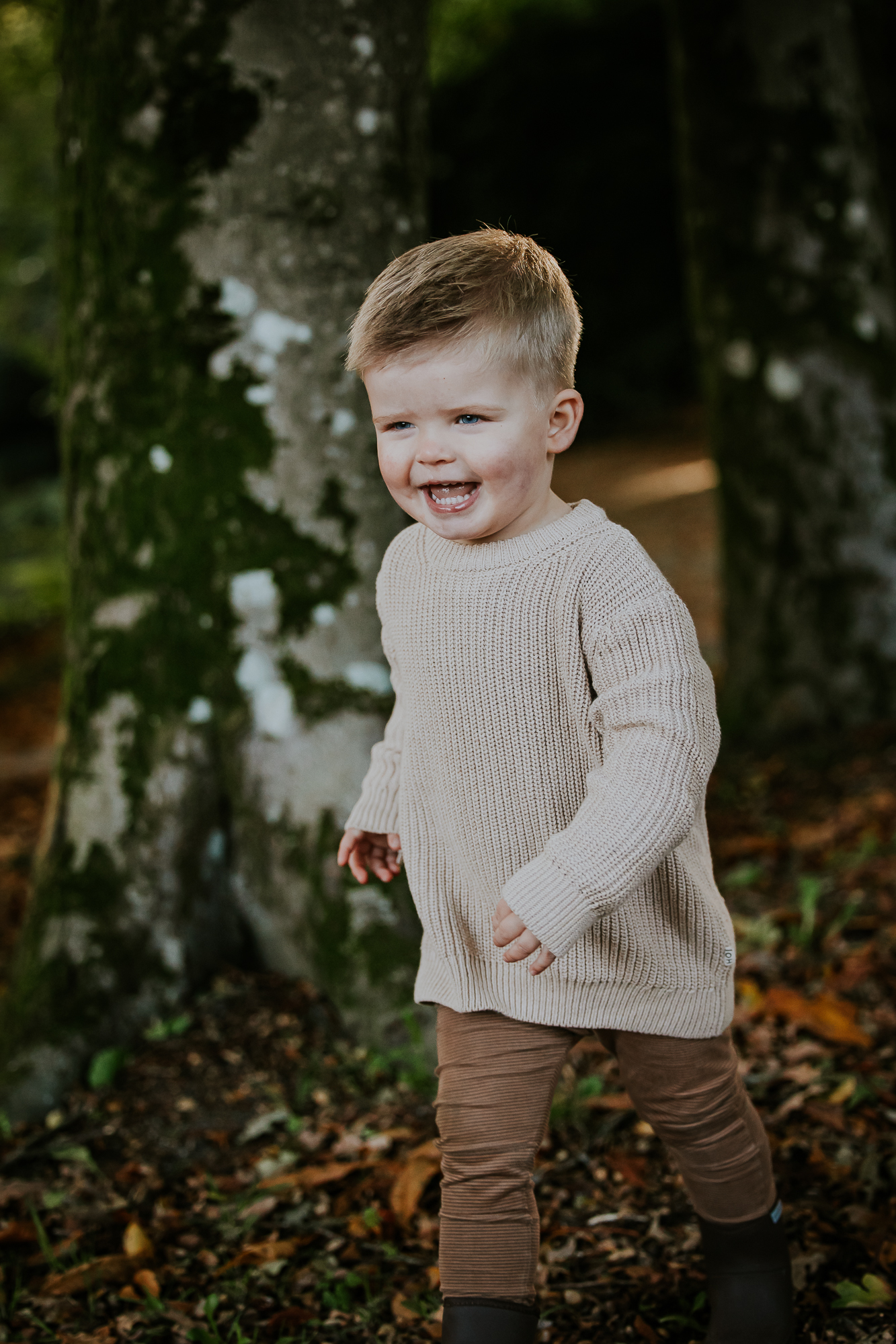 Portret van vrolijk jongetje door fotograaf Nickie Fotografie uit Dokkum, Friesland.