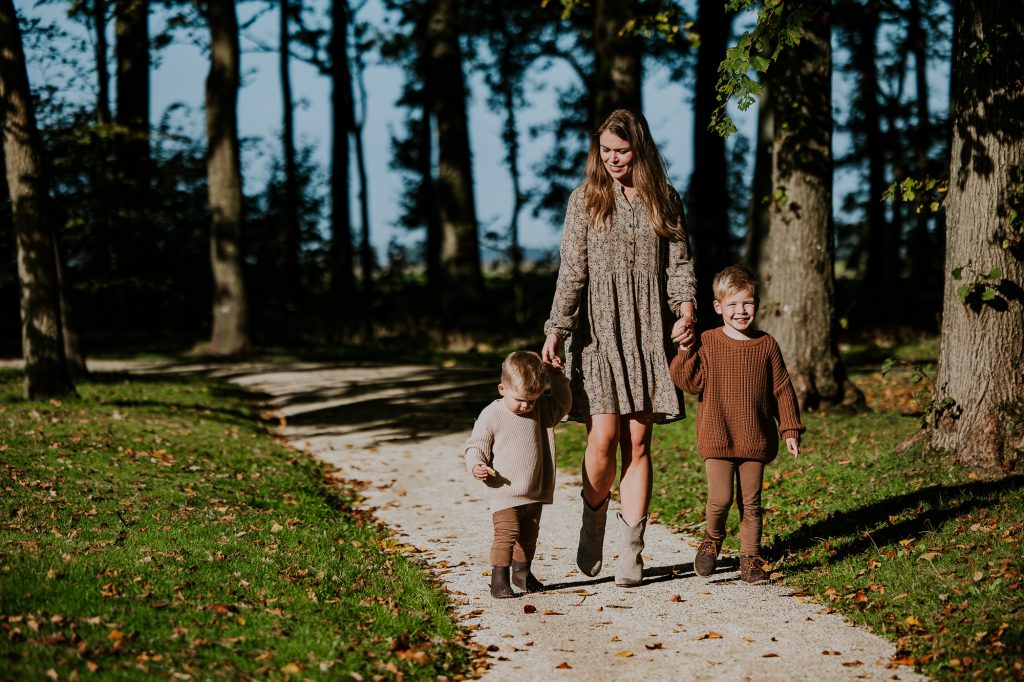 Fotoshoot Friesland. Moeder en haar twee zoons wandelend in het park, door fotograaf Nickie Fotografie.