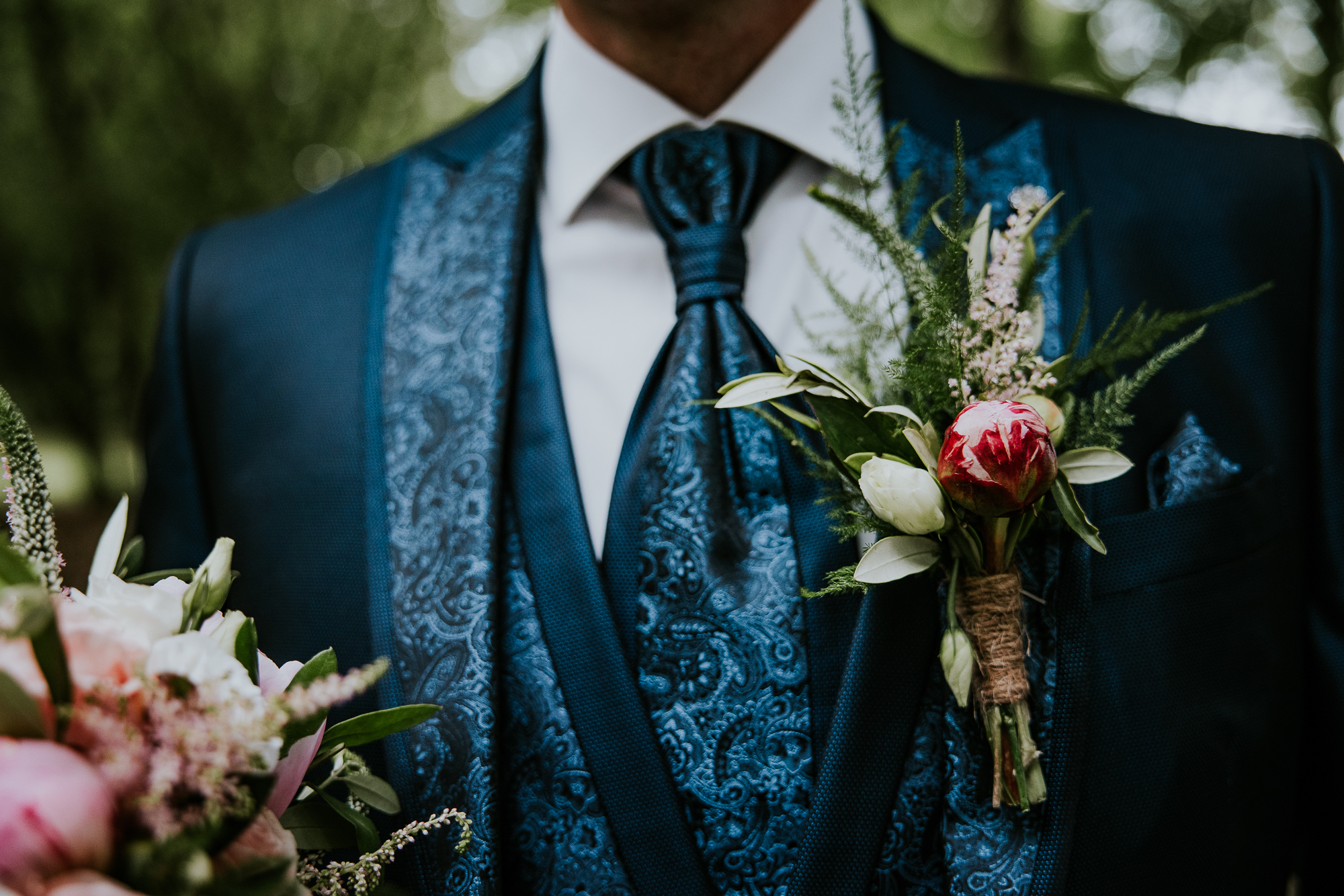 De corsage van de bruidegom is gemaakt door Blomke van Romke. Bruiloftsfotografie door bruiloftsfotograaf Nickie Fotografie uit Dokkum, Friesland.