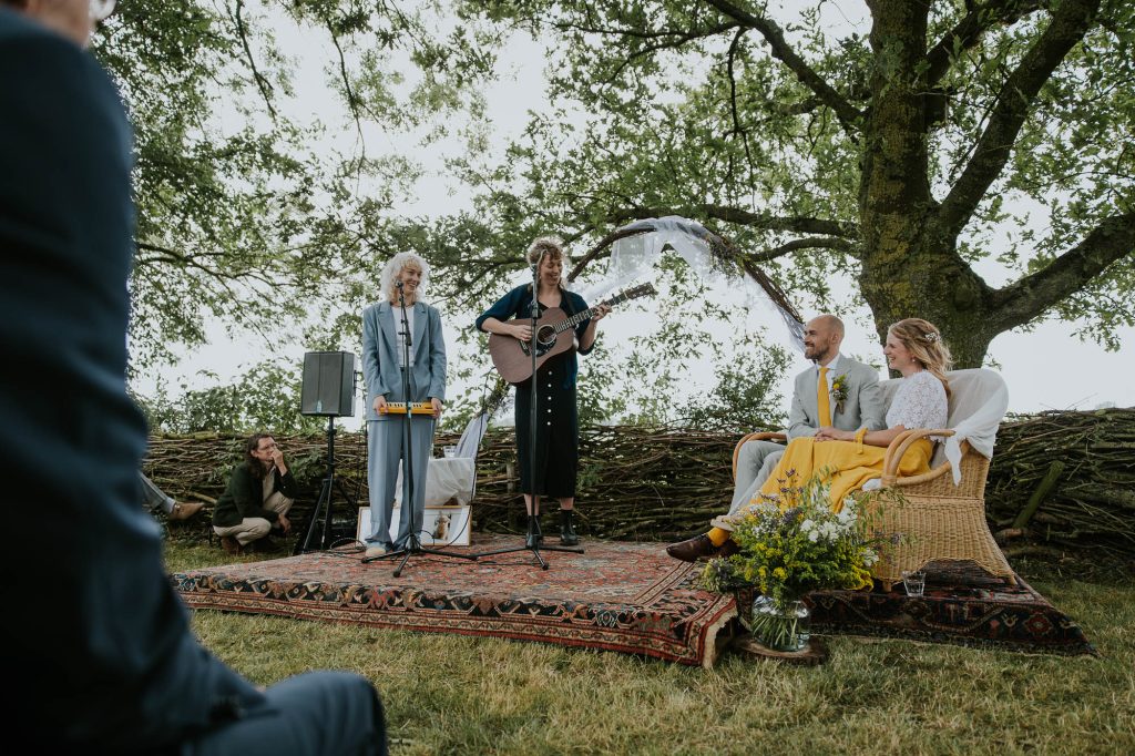 Buiten trouwen in Friesland. trouwreportage door trouwfotograaf Nickie Fotografie uit Dokkum.