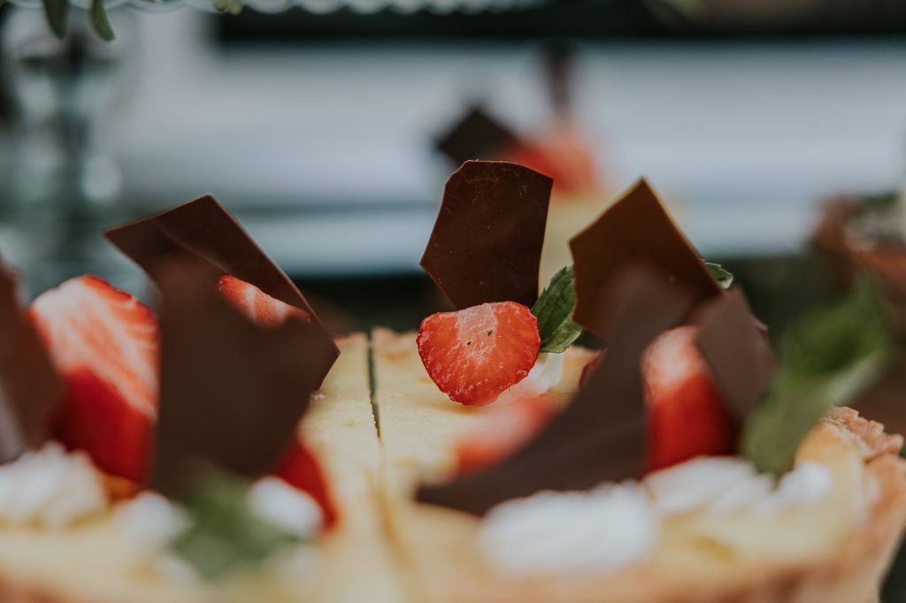 Bruidstaart met chocoladestukken en aardbeien. Trouwen bij de Jufferen Lunsingh, Drenthe. Huwelijksfotografie door huwelijksfotograaf Nickie Fotografie.