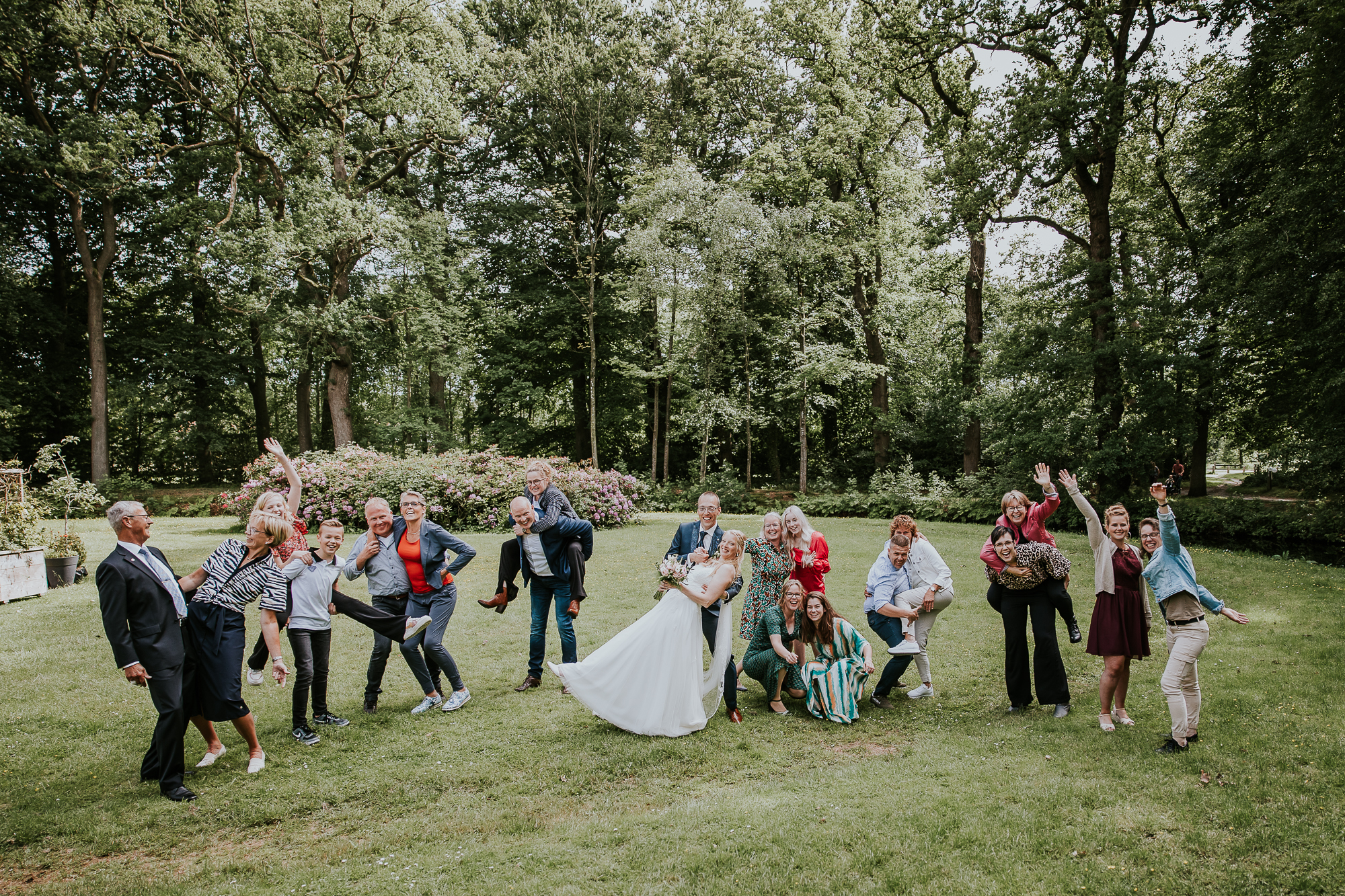 Gezellige groepsfoto's op de bruiloft van Oscar en Jelske. Trouwreportage door trouwfotograaf Nickie Fotografie uit Friesland.