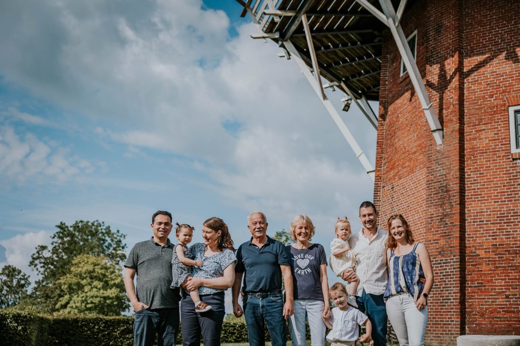 Familie fotoshoot bij de molen van Dokkum door fotograaf Nickie Fotografie uit Friesland.