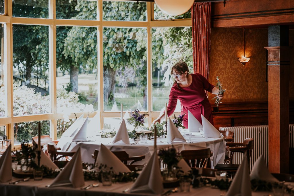 Weddingplanner maria van Woesh Weddingplanner versiert de dinertafels in de Brasserie van Stania State. Bruidsfotografie door fotograaf Nickie Fotografie uit Friesland.