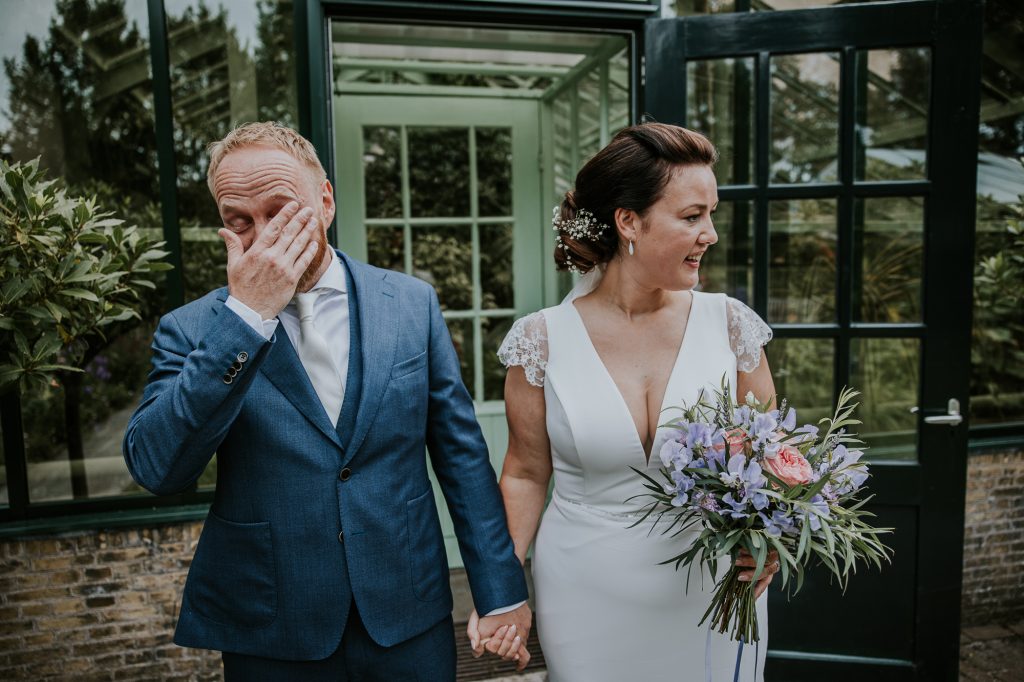 Bruidegom vol met emoties. Trouwfotografie door trouwfotograaf NIckie Fotografie uit Friesland, Dokkum.