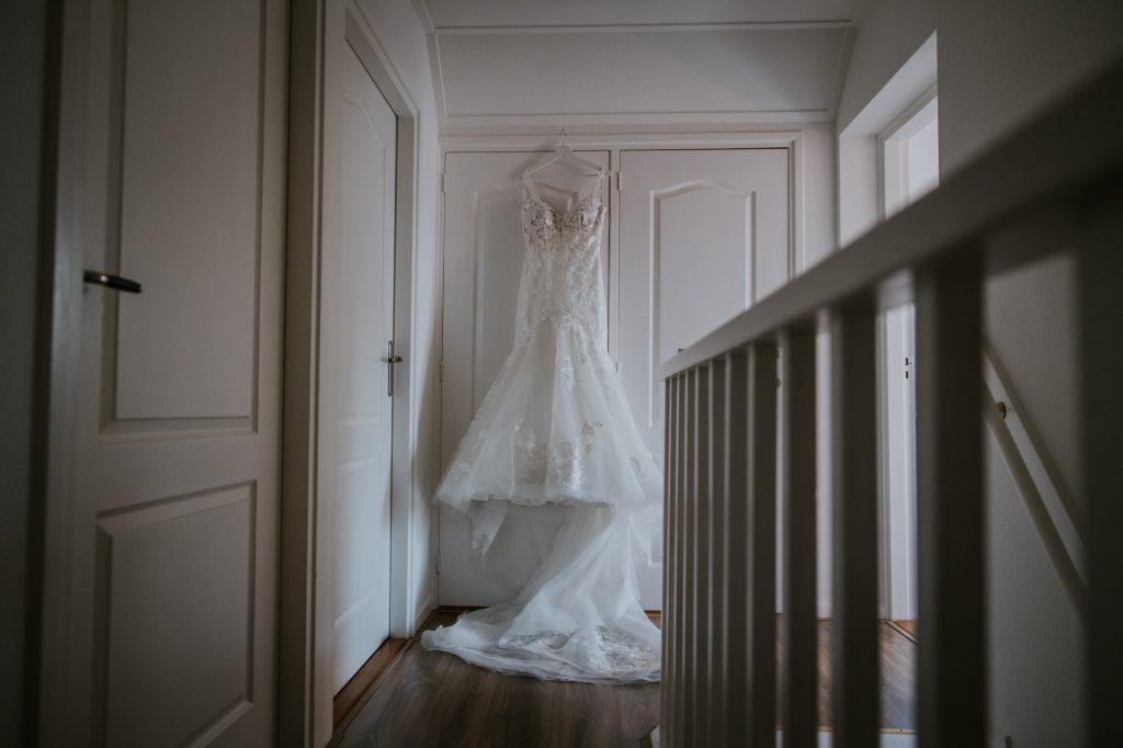 Bruidsfotografie Friesland, Twijzel, door fotograaf Nickie Fotografie. Prachtige bruidsjapon.