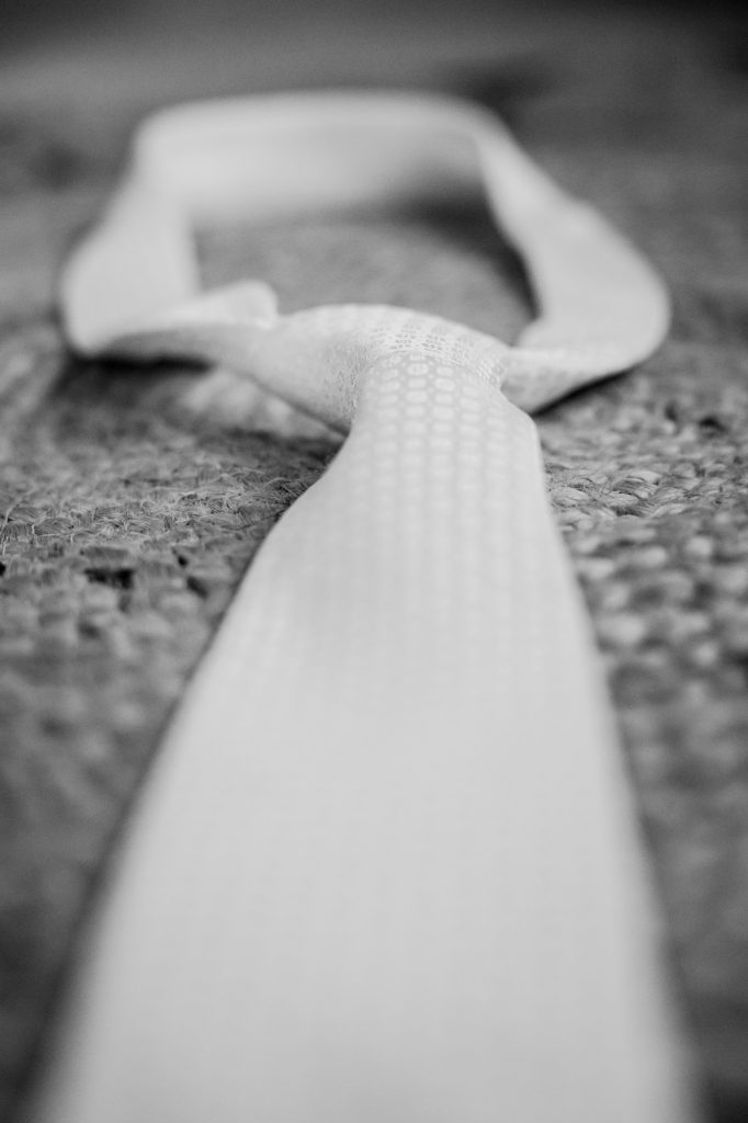 De stropdas van de bruidegom. Bruidsreportage door bruidsfotograaf Nickie Fotografie uit Dokkum.