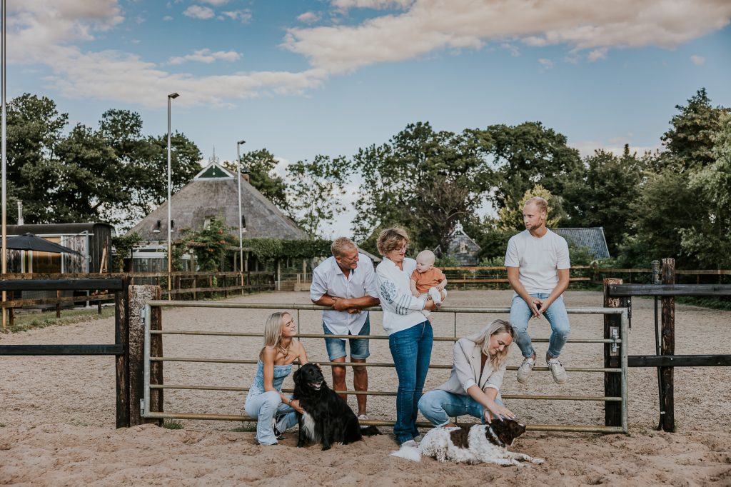 Casual gezinsportret bij de paardenbak door fotograaf Nickie Fotografie uit Dokkum.