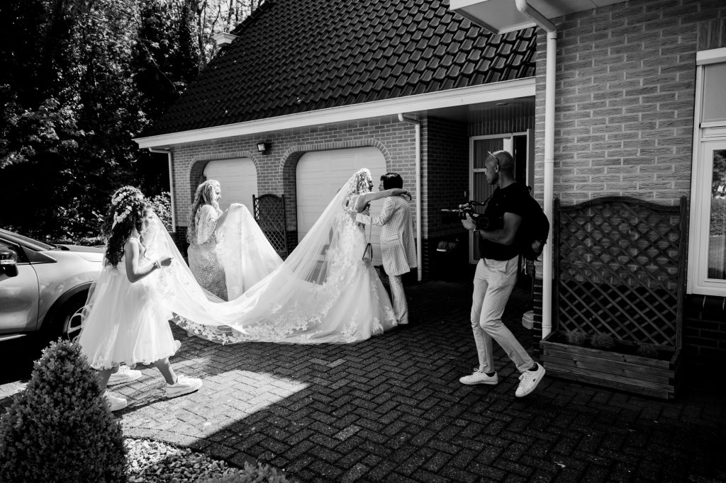 Bruid omhelst oma. Bruidsfotografie Friesland, Twijzel, door bruidsfotograaf NIckie Fotografie.