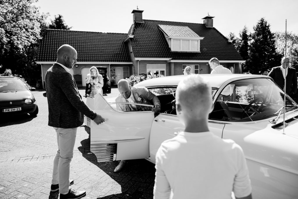 Bruidegom haalt zijn bruid op. Bruidsreportage door bruidsfotograaf Nickie Fotografie uit Dokkum, Friesland.