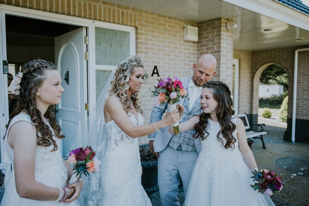 Het bewonderen van het bruidsboeket. Trouwerij gefotografeerd door trouwfotograaf Nickie Fotografie uit Dokkum, Friesland.