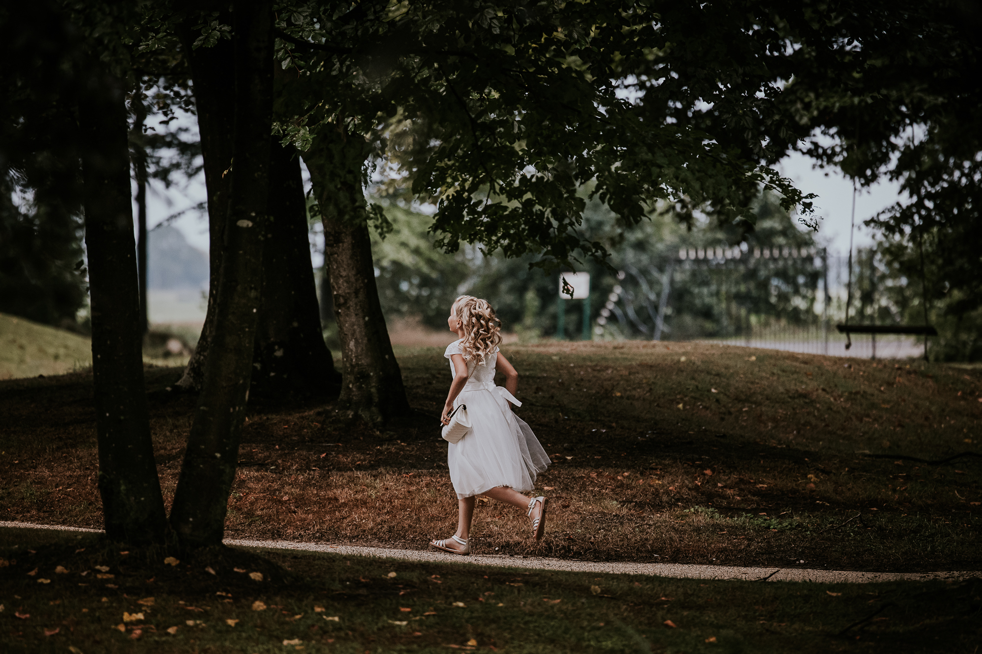 Schattig rennend bruidsmeisje. Huwelijksfotografie door fotograaf Nickie Fotografie uit Dokkum, Friesland.